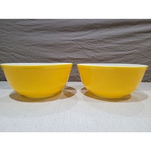 Vintage Pyrex Daisy Yellow Mixing Bowl